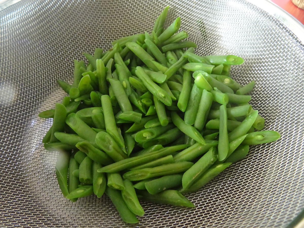 Geräucherte Putenoberkeule mit Speckbohnen in weißer Soße - Rezept ...
