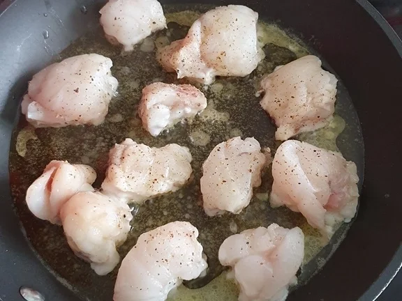 Rezept: Besonderes ist Seeteufel "Lotte" als Gulasch mit geschlagener Buttersahnesosse Bild Nr. 6 Besonderes ist Seeteufel "Lotte" als Gulasch mit geschlagener Buttersahnesosse - Rezept - Bild Nr. 6