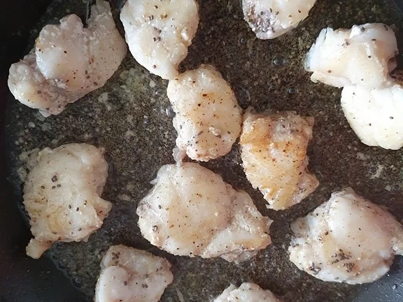 Rezept: Besonderes ist Seeteufel "Lotte" als Gulasch mit geschlagener Buttersahnesosse Bild Nr. 7 Besonderes ist Seeteufel "Lotte" als Gulasch mit geschlagener Buttersahnesosse - Rezept - Bild Nr. 7