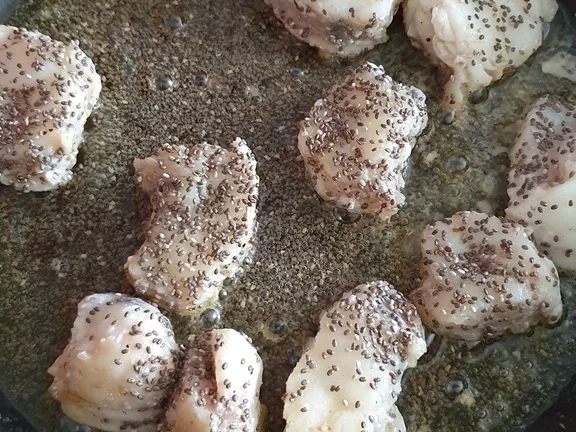 Rezept: Besonderes ist Seeteufel "Lotte" als Gulasch mit geschlagener Buttersahnesosse Bild Nr. 8 Besonderes ist Seeteufel "Lotte" als Gulasch mit geschlagener Buttersahnesosse - Rezept - Bild Nr. 8