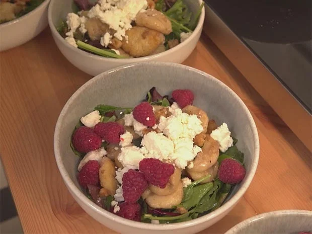 Hausgemachte Salbei-Walnuss-Gnocchi mit Sommersalat - Rezept - Bild Nr. 2