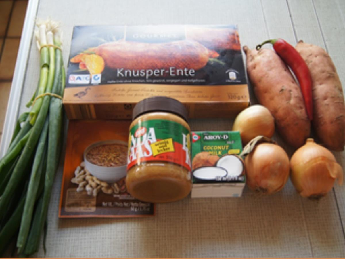 Knusperente auf Gemüsebett mit Erdnusssauce und Süßkartoffelstampf - Rezept - Bild Nr. 3