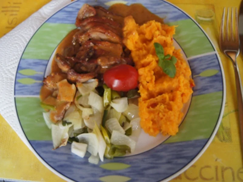 Knusperente auf Gemüsebett mit Erdnusssauce und Süßkartoffelstampf - Rezept - Bild Nr. 15