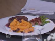 Rinderfilet mit Süßkartoffelstampf, Kirschsoße und Bohnen im Speckmantel - Rezept - Bild Nr. 8996