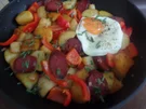 Bratkartoffeln mit Chorizo und Paprika on Top mit einem Spiegelei - Rezept - Bild Nr. 8998