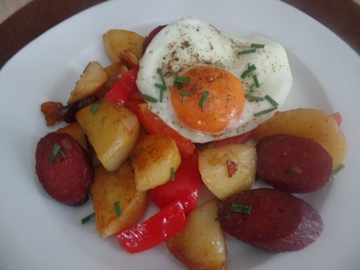 Bratkartoffeln mit Chorizo und Paprika on Top mit einem Spiegelei - Rezept - Bild Nr. 8999
