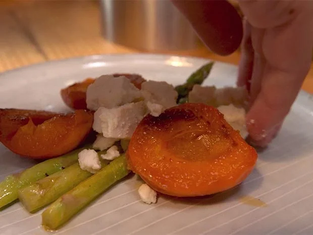 Grüner Spargel mit karamellisierten Haselnüssen und Aprikose - Rezept - Bild Nr. 2