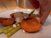 Grüner Spargel mit karamellisierten Haselnüssen und Aprikose - Rezept - Bild Nr. 2