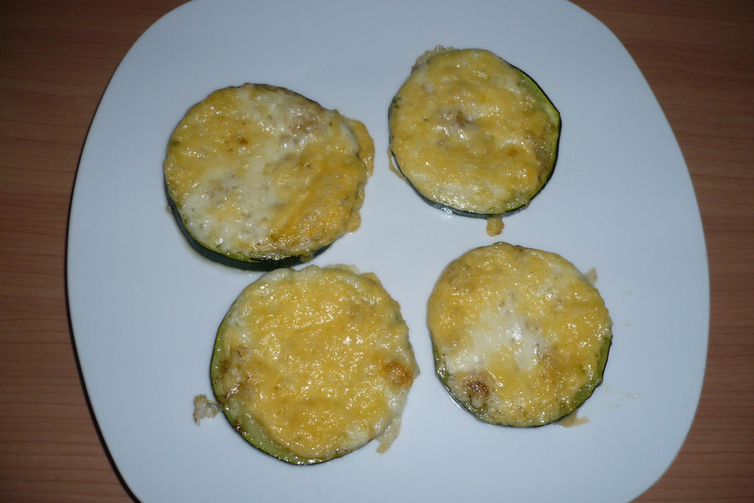 Zucchinischeiben mit Käse überbacken - Rezept - kochbar.de