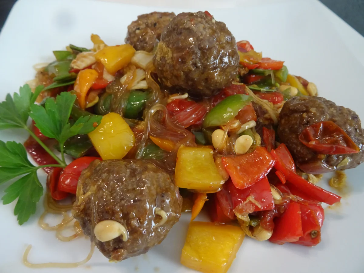 Rezept: Asiatische Hackbällchen mit Glasnudeln und Gemüse Bild Nr. 2 Asiatische Hackbällchen mit Glasnudeln und Gemüse - Rezept - Bild Nr. 2