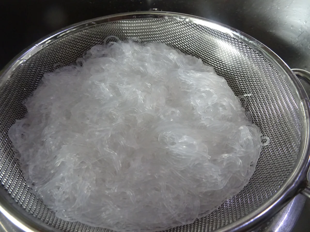 Rezept: Asiatische Hackbällchen mit Glasnudeln und Gemüse Bild Nr. 3 Asiatische Hackbällchen mit Glasnudeln und Gemüse - Rezept - Bild Nr. 3