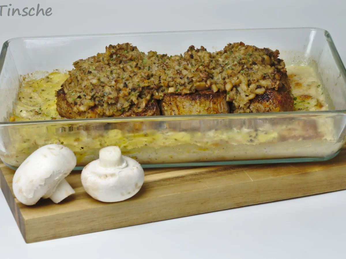 Schweinemedaillons unter Pilzkruste auf Kartoffelauflauf - Rezept - Bild Nr. 2