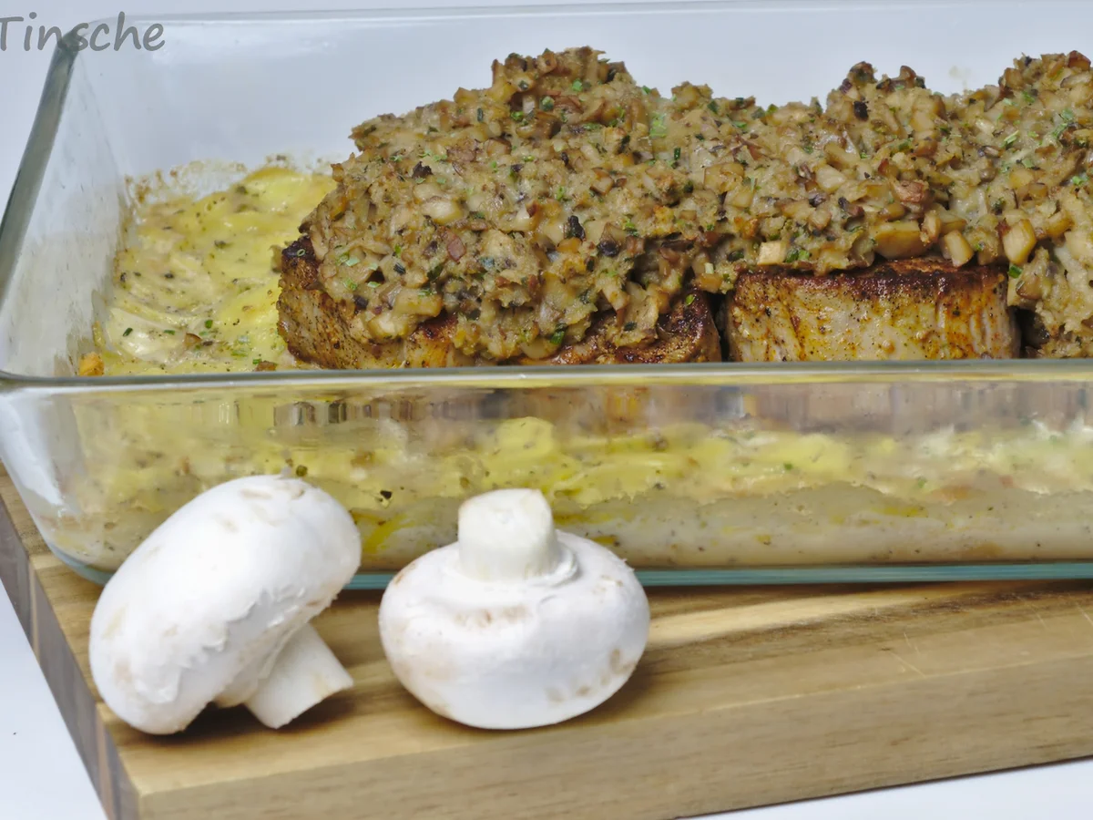 Schweinemedaillons unter Pilzkruste auf Kartoffelauflauf - Rezept - Bild Nr. 3
