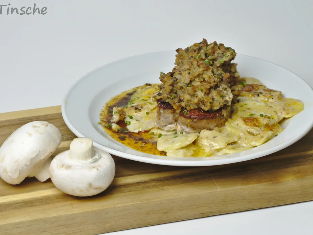 Schweinemedaillons unter Pilzkruste auf Kartoffelauflauf - Rezept - Bild Nr. 5