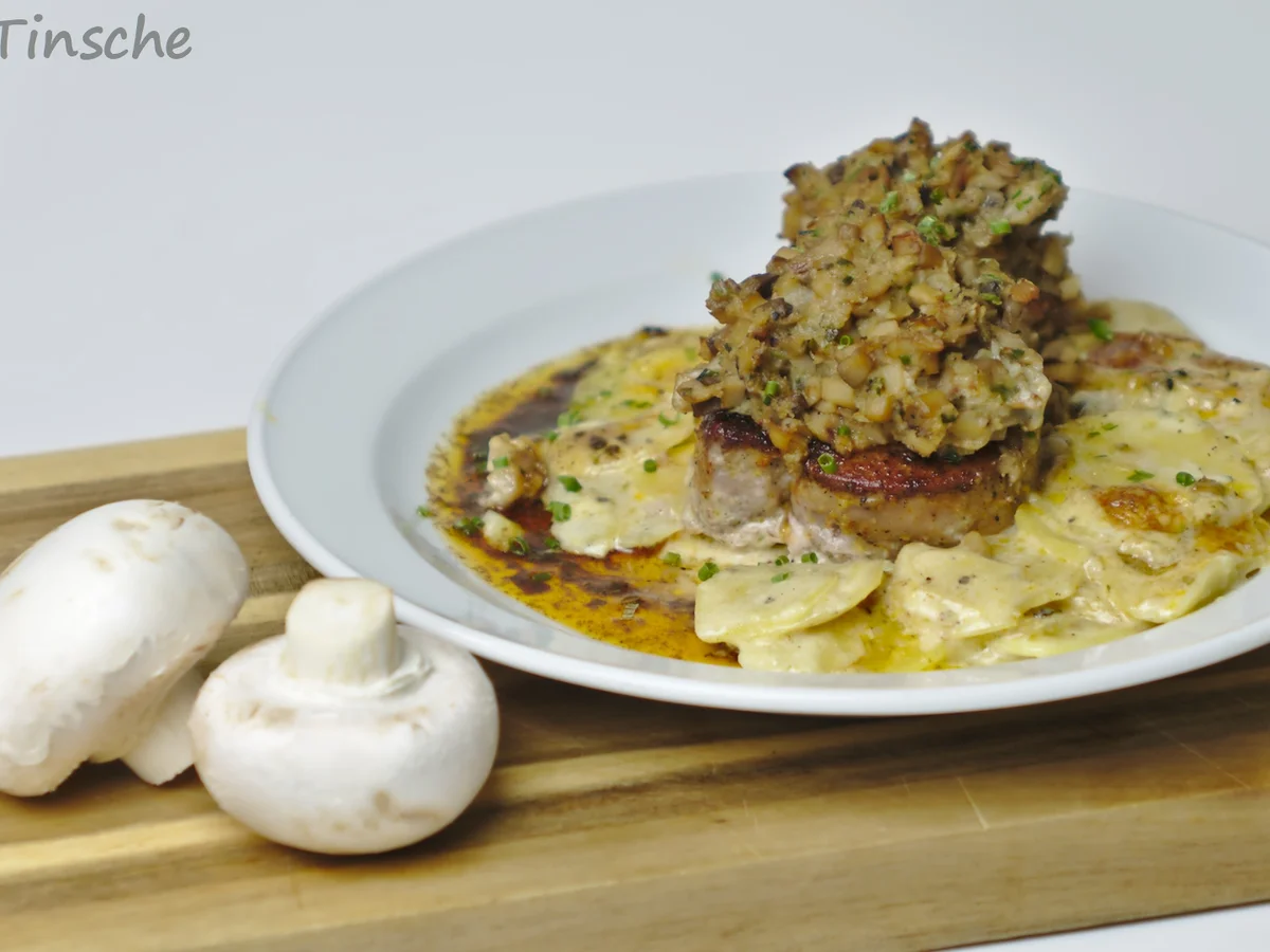 Schweinemedaillons unter Pilzkruste auf Kartoffelauflauf - Rezept - Bild Nr. 6