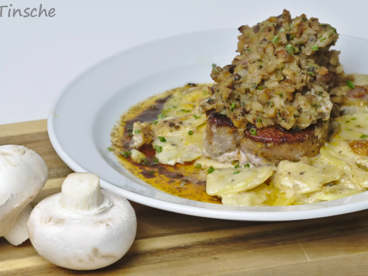 Schweinemedaillons unter Pilzkruste auf Kartoffelauflauf - Rezept - Bild Nr. 7