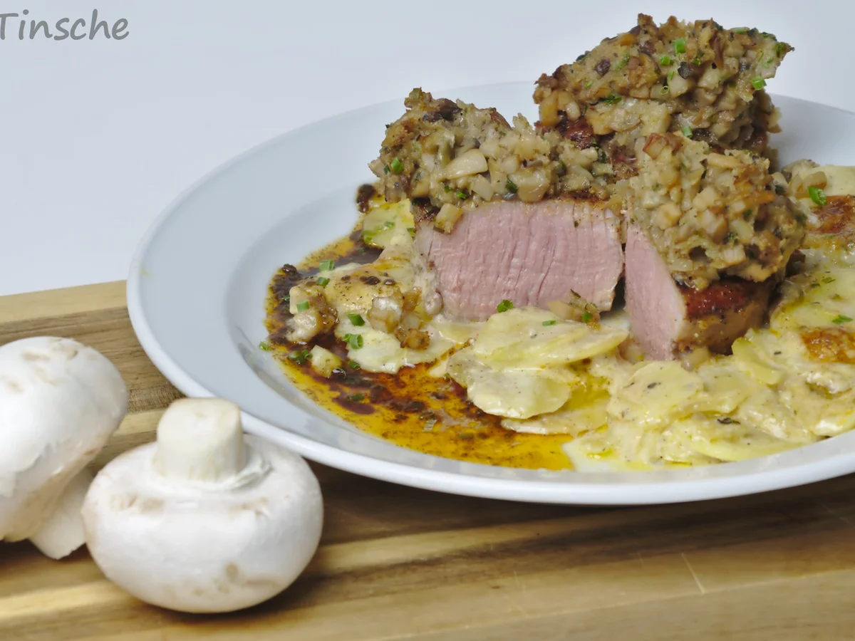 Schweinemedaillons unter Pilzkruste auf Kartoffelauflauf - Rezept - Bild Nr. 8