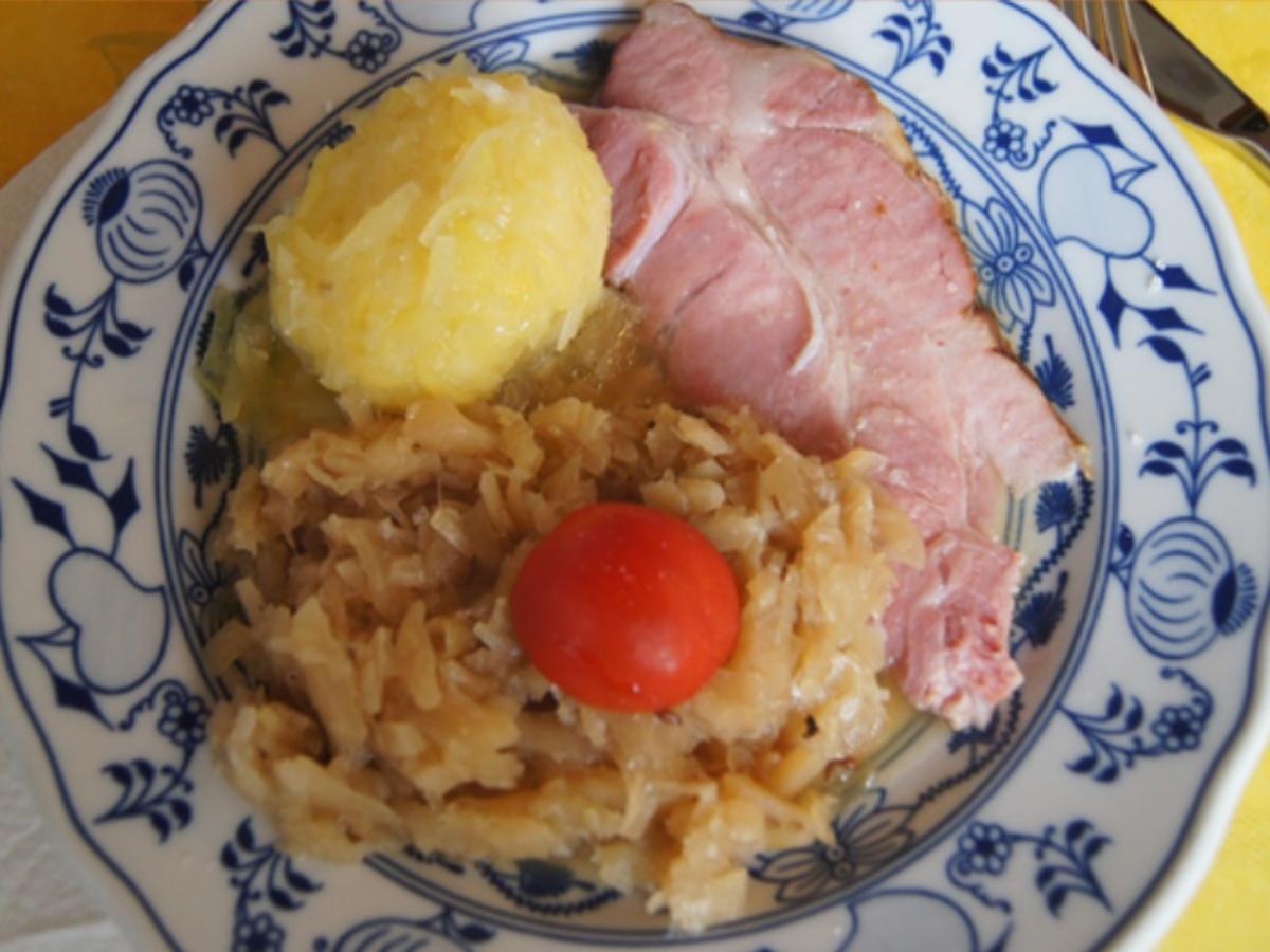 Kasseler Nackenbraten mit Weißkraut auf böhmischer Art und Knödel halb ...