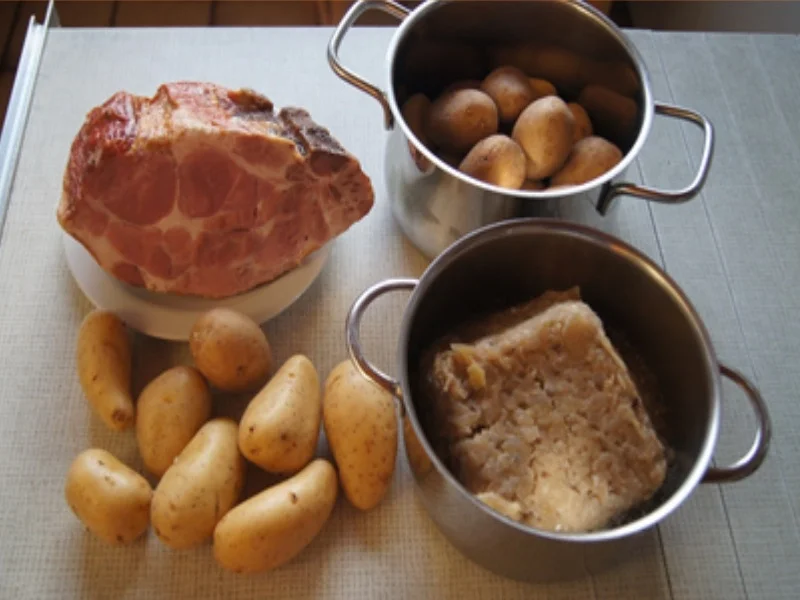 Rezept: Kasseler Nackenbraten mit Weißkraut auf böhmischer Art und Knödel halb und halb Bild Nr. 3 Kasseler Nackenbraten mit Weißkraut auf böhmischer Art und Knödel halb und halb - Rezept - Bild Nr. 3