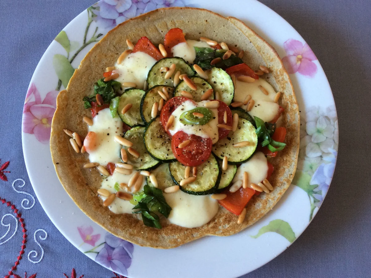 Rezept: Buchweizen-Pfannkuchen mit Gemüseblume Bild Nr. 2 Buchweizen-Pfannkuchen mit Gemüseblume - Rezept - Bild Nr. 2