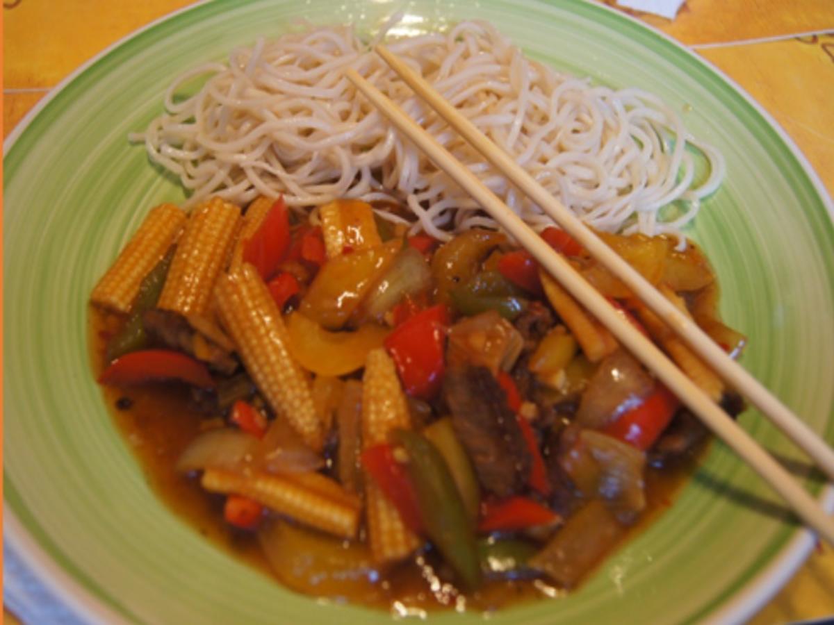 Rindfleisch-Gemüse-Wok mit Mie-Nudeln - Rezept - kochbar.de
