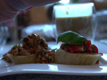 Pilz- und Tomaten-Bruschetta an cremiger Pilzsuppe mit Gambas und Ciabatta - Rezept - Bild Nr. 2