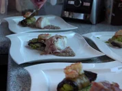 Seeteufel im Speckmantel an Auberginenröllchen mit Erbsenfüllung - Rezept - Bild Nr. 2