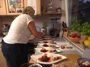 Gefüllte Eiskugel an Erdbeerspiegel mit Mandeltörtchen - Rezept - Bild Nr. 2