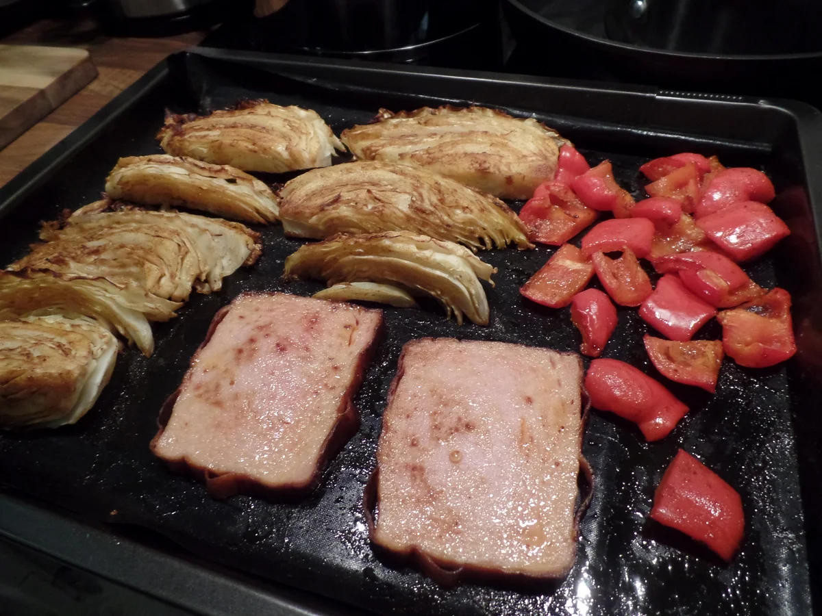 Leberkäse mit Spitzkohl und Paprika on Top mit einem Senf-Dip - Rezept - Bild Nr. 9103