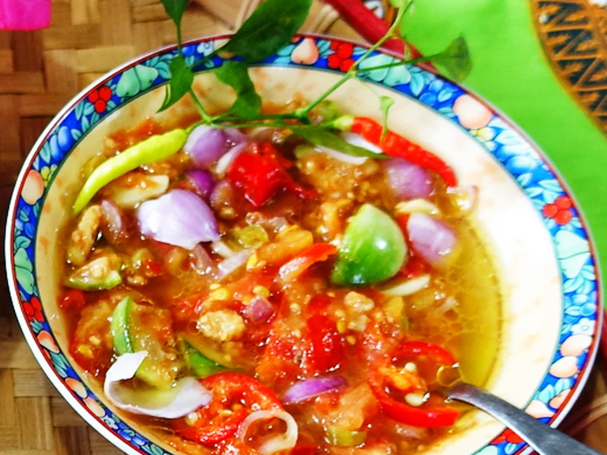 Rezept: Sambal matah istimewa mit Tomaten und Auberginen Bild Nr. 2 Sambal matah istimewa mit Tomaten und Auberginen - Rezept - Bild Nr. 2