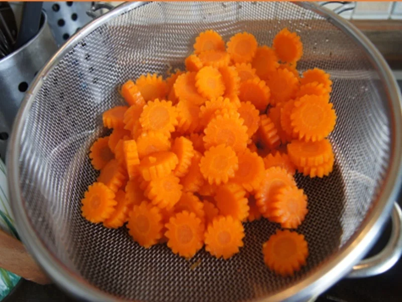 Steinpilzschnitzel mit Honigmöhrenblüten und-Kartoffelstampf - Rezept - Bild Nr. 9393