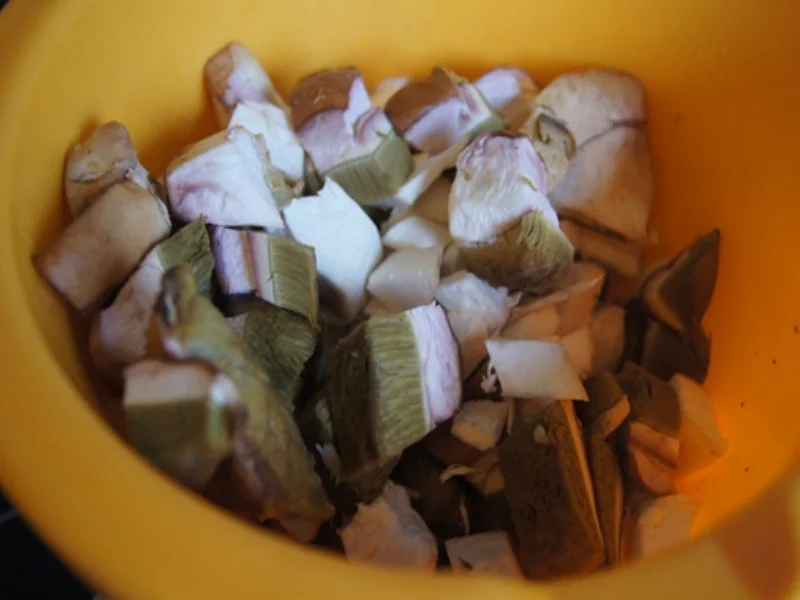 Rezept: Cremige Steinpilzsuppe mit pikanter Einlage Bild Nr. 4 Cremige Steinpilzsuppe mit pikanter Einlage - Rezept - Bild Nr. 4