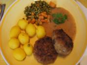 Steinpilzbuletten mit Sauce, Erbsen-Möhren-Gemüse und Drillingen - Rezept - Bild Nr. 2