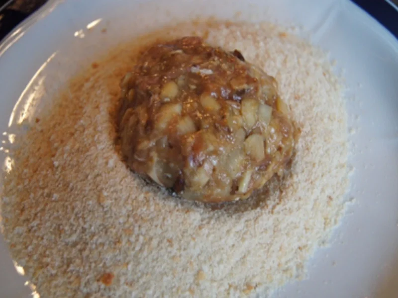 Steinpilzbuletten mit Sauce, Erbsen-Möhren-Gemüse und Drillingen - Rezept - Bild Nr. 7