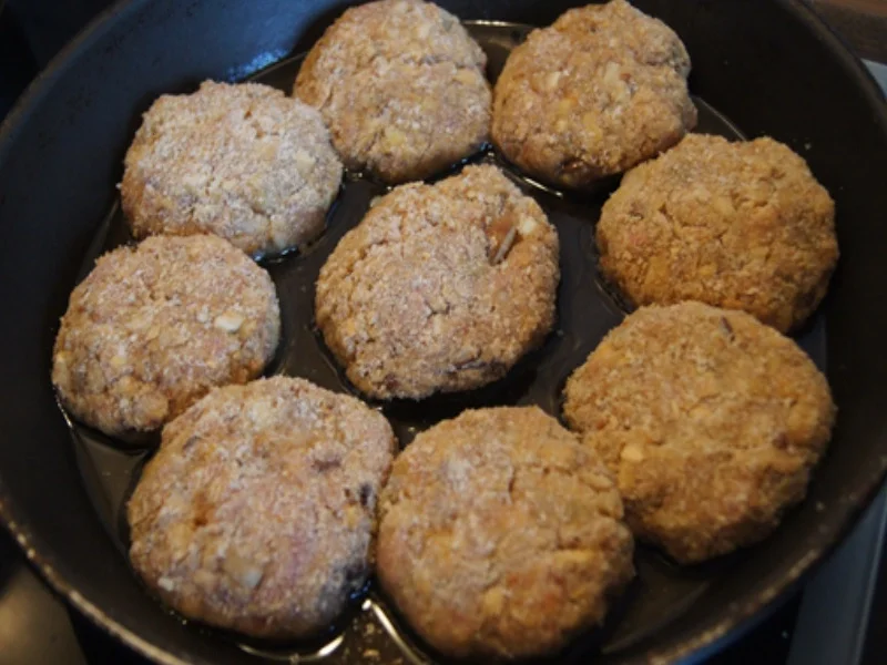 Steinpilzbuletten mit Sauce, Erbsen-Möhren-Gemüse und Drillingen - Rezept - Bild Nr. 8