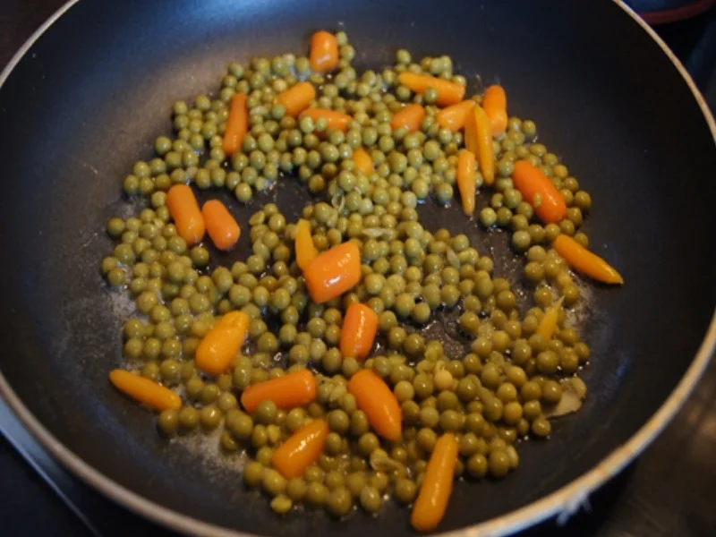 Steinpilzbuletten mit Sauce, Erbsen-Möhren-Gemüse und Drillingen - Rezept - Bild Nr. 13