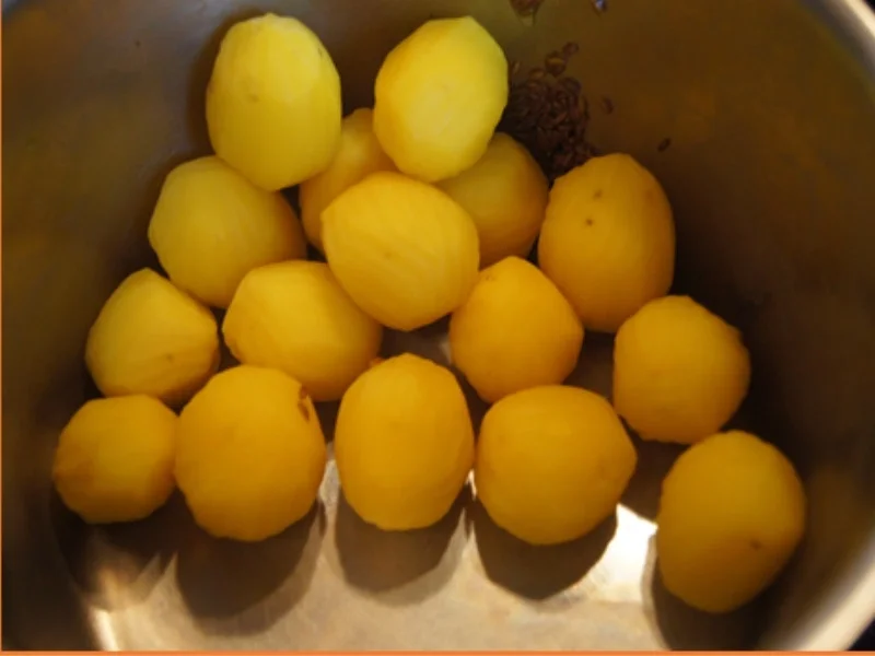 Steinpilzbuletten mit Sauce, Erbsen-Möhren-Gemüse und Drillingen - Rezept - Bild Nr. 16