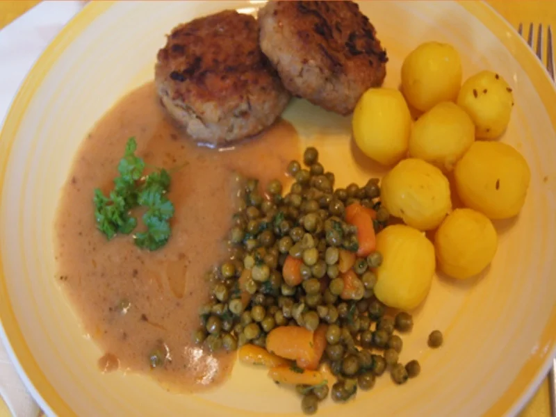 Steinpilzbuletten mit Sauce, Erbsen-Möhren-Gemüse und Drillingen - Rezept - Bild Nr. 17