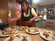 Gebackene Apfelknödel mit Preiselbeer-Gewürz-Ragout - Rezept - Bild Nr. 2