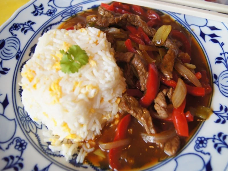 Gebratener Reis mit Ei und Rindfleisch mit Paprika-streifen und Zwiebeln im Wok - Rezept - Bild Nr. 2