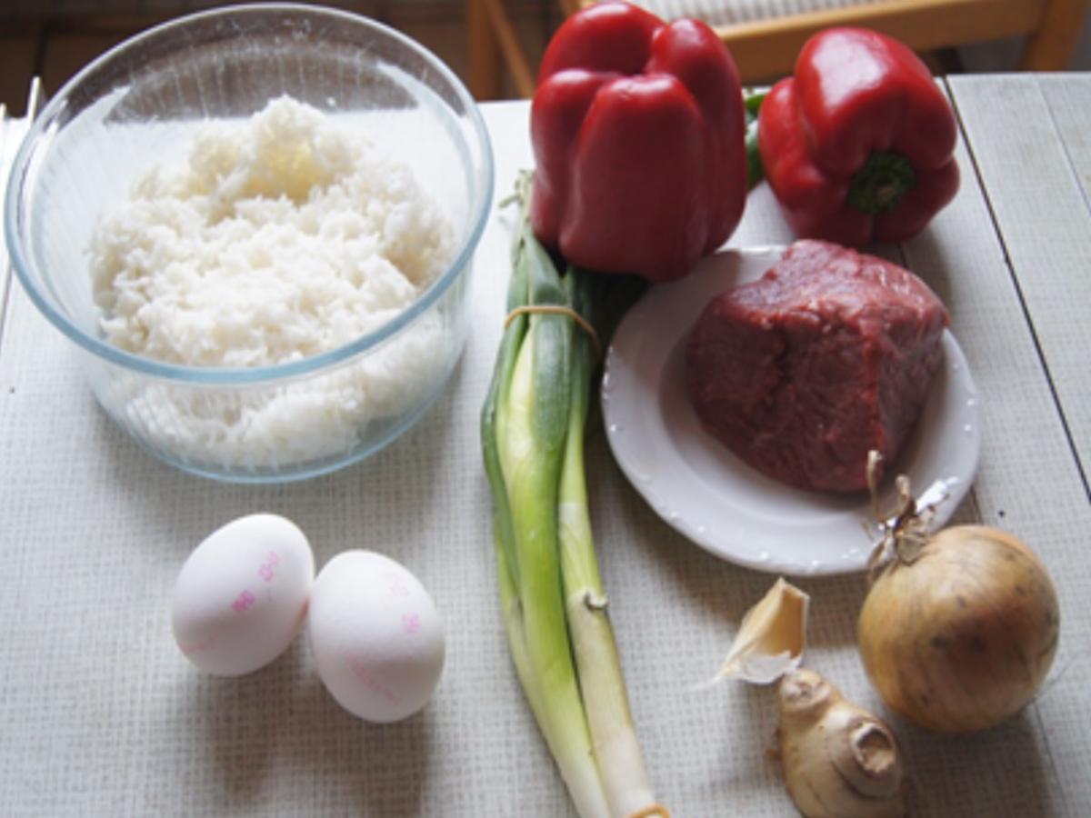 Gebratener Reis mit Ei und Rindfleisch mit Paprika-streifen und Zwiebeln im Wok - Rezept - Bild Nr. 3