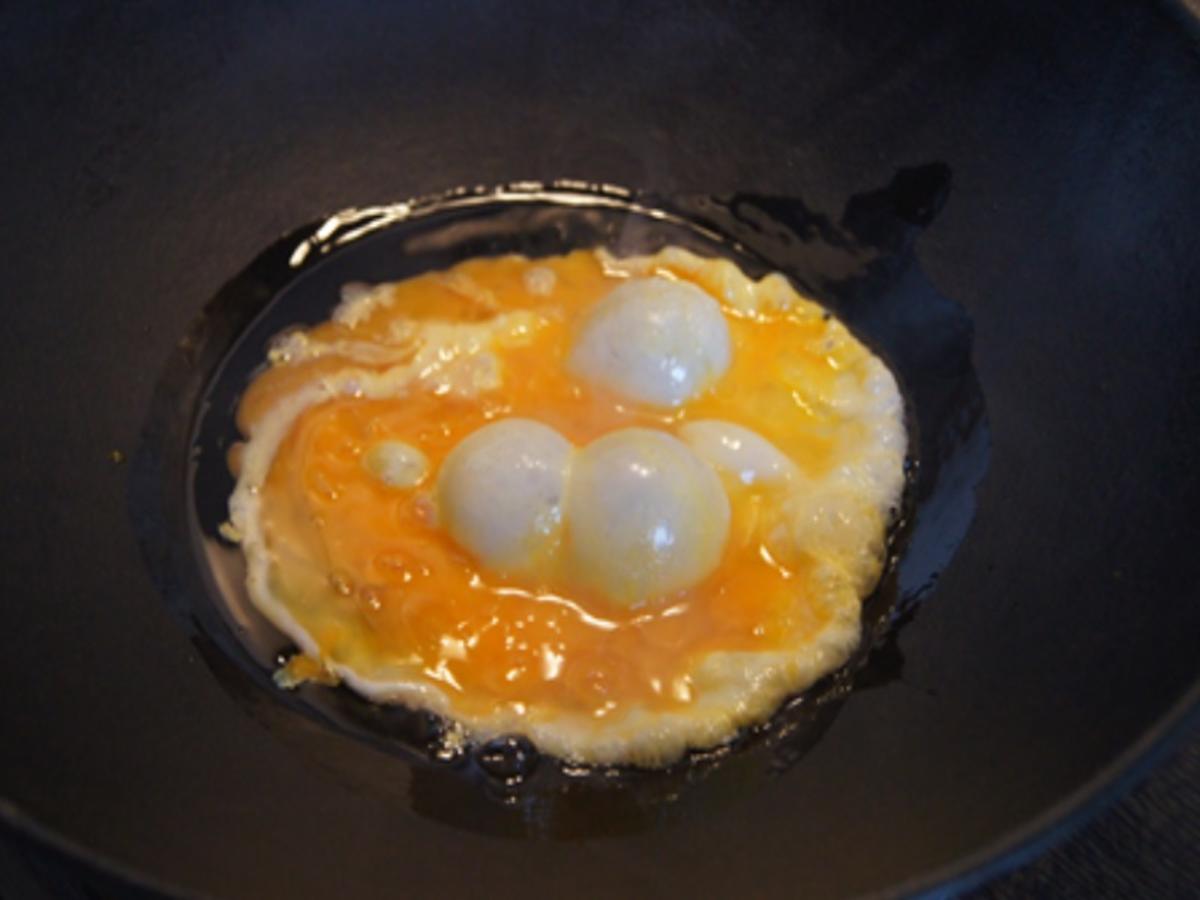 Gebratener Reis mit Ei und Rindfleisch mit Paprika-streifen und Zwiebeln im Wok - Rezept - Bild Nr. 4