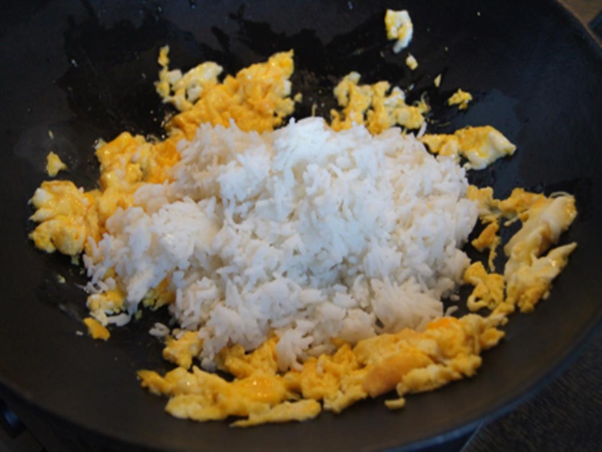 Gebratener Reis mit Ei und Rindfleisch mit Paprika-streifen und Zwiebeln im Wok - Rezept - Bild Nr. 5