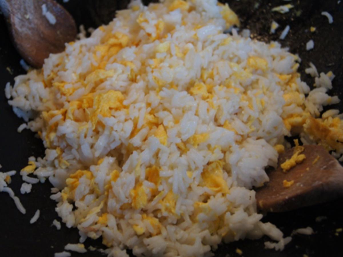 Gebratener Reis mit Ei und Rindfleisch mit Paprika-streifen und Zwiebeln im Wok - Rezept - Bild Nr. 6