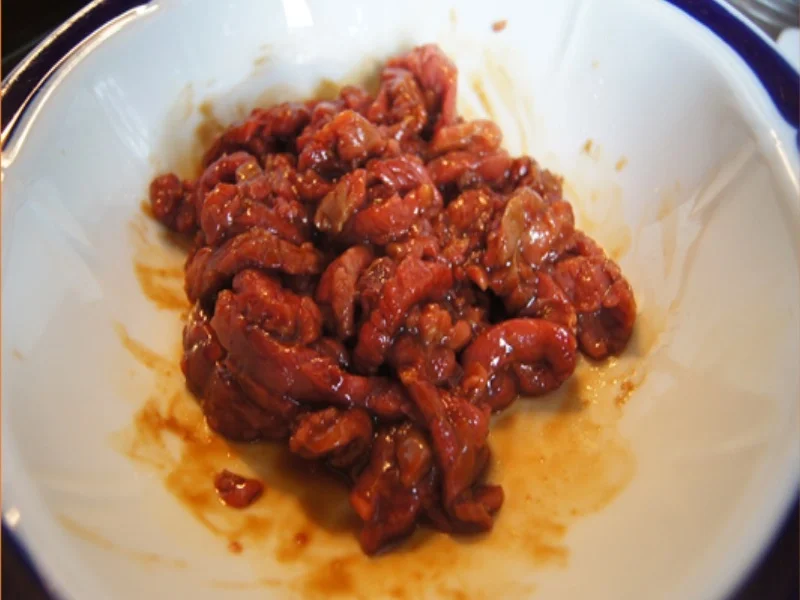 Gebratener Reis mit Ei und Rindfleisch mit Paprika-streifen und Zwiebeln im Wok - Rezept - Bild Nr. 10