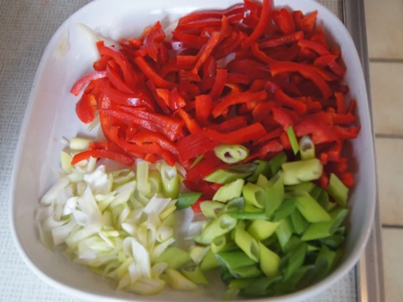 Gebratener Reis mit Ei und Rindfleisch mit Paprika-streifen und Zwiebeln im Wok - Rezept - Bild Nr. 12