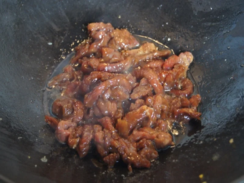 Gebratener Reis mit Ei und Rindfleisch mit Paprika-streifen und Zwiebeln im Wok - Rezept - Bild Nr. 14