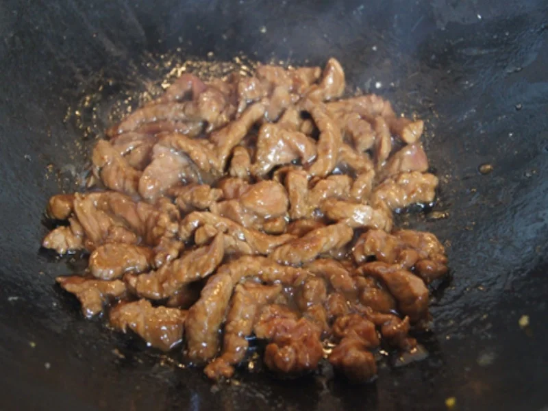 Gebratener Reis mit Ei und Rindfleisch mit Paprika-streifen und Zwiebeln im Wok - Rezept - Bild Nr. 15