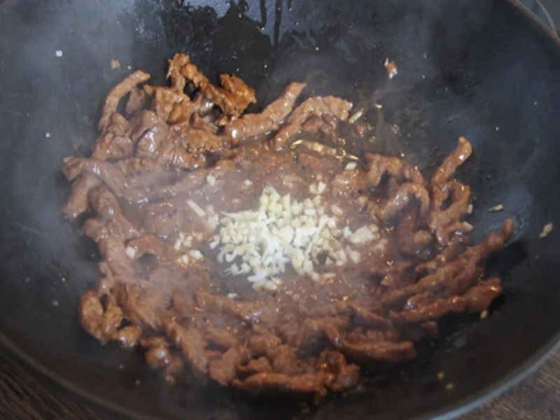 Gebratener Reis mit Ei und Rindfleisch mit Paprika-streifen und Zwiebeln im Wok - Rezept - Bild Nr. 16