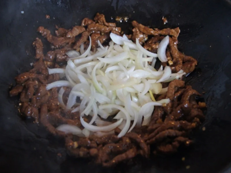 Gebratener Reis mit Ei und Rindfleisch mit Paprika-streifen und Zwiebeln im Wok - Rezept - Bild Nr. 17